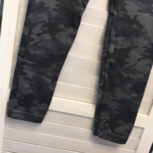 🍄 SPANX Camo Print Look At Me Now Cropped Leggings - Picture 7 of 10